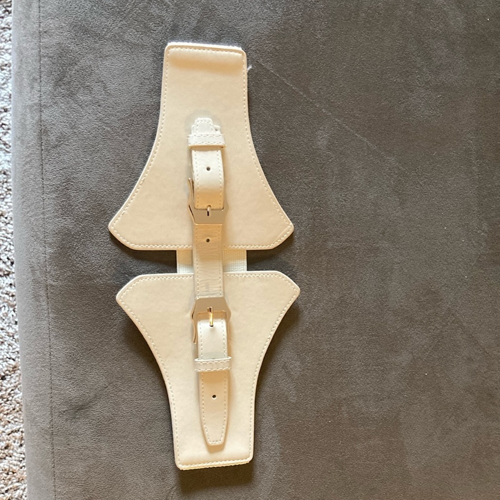 Asymmetrical working buckle belt elastic